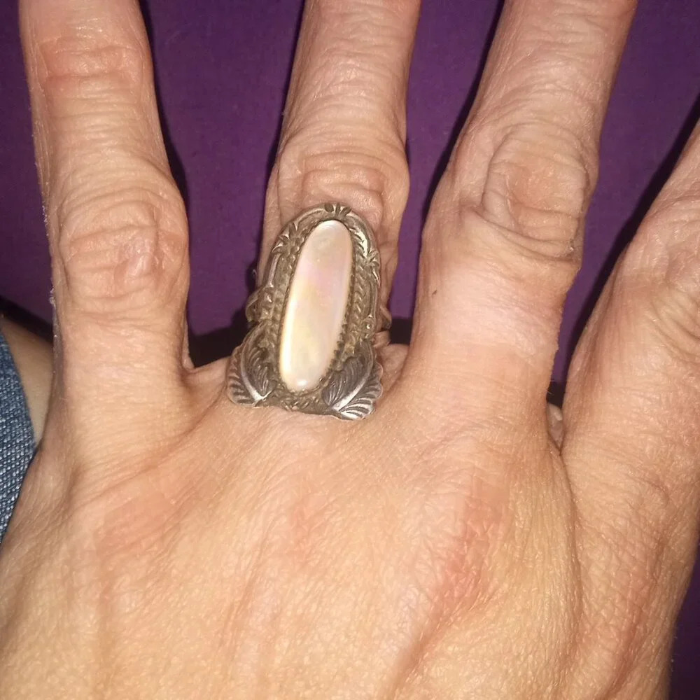 Navajo Mother of Pearl Leaf Design Ring sz 6.5